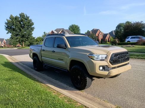 Used 2017 Toyota Tacoma TRD Sport w/ Tow Package (A/T) AWD/4WD image 8