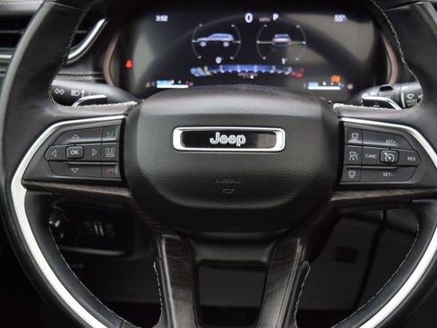 Used 2021 Jeep Grand Cherokee L Limited w/ Luxury Tech Group II image 16