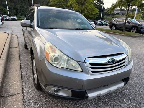 Used 2011 Subaru Outback 3.6R Limited w/ PWR Moonroof Pkg AWD/4WD image 4