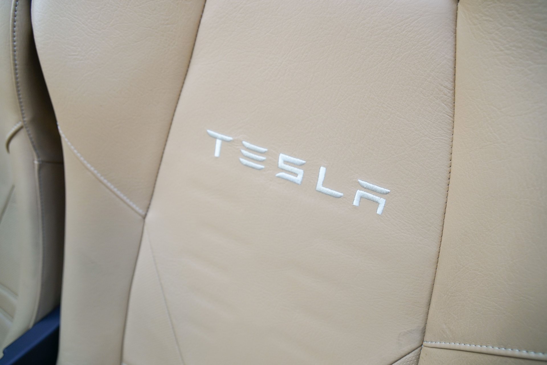 Used 2010 Tesla Roadster RWD image 26