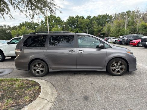 Used 2015 Toyota Sienna SE FWD image 4