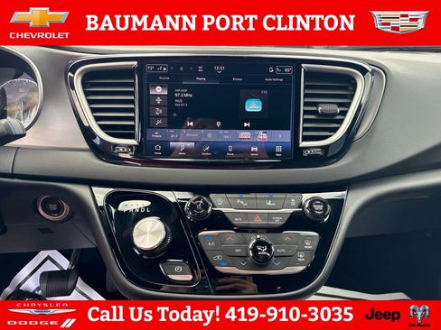 Used 2025 Chrysler Pacifica Select FWD image 18