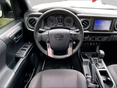 Used 2018 Toyota Tacoma TRD Sport w/ Technology Package AWD/4WD image 5