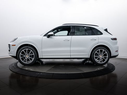 Certified 2025 Porsche Cayenne image 2