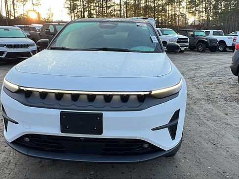 Used 2024 Jeep Wagoneer Launch Edition image 3