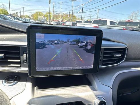 Used 2023 Ford Explorer XLT w/ Equipment Group 202A AWD/4WD image 17