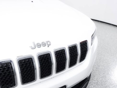 Used 2019 Jeep Cherokee Latitude w/ Popular Appearance Group FWD image 4