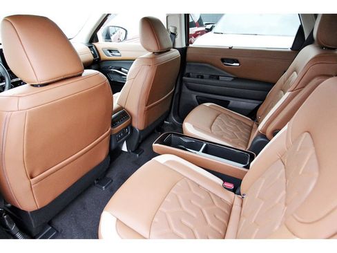 New 2026 Nissan Pathfinder Platinum FWD image 12
