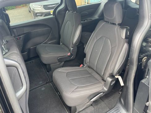 Used 2024 Chrysler Pacifica Touring FWD image 16