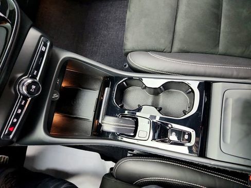 Used 2021 Volvo XC40 T5 R-Design w/ Protection Package Premier image 22