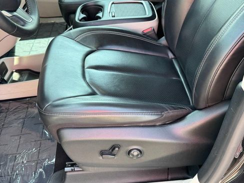 Used 2023 Chrysler Pacifica Touring-L FWD image 22