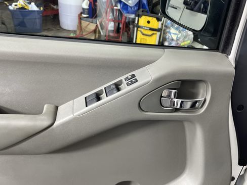 Used 2012 Nissan Frontier SV AWD/4WD image 17