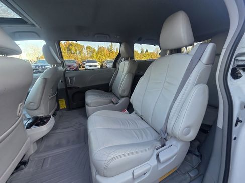 Used 2013 Toyota Sienna XLE image 17