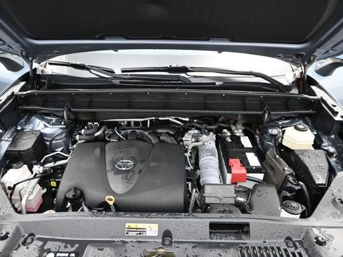Used 2022 Toyota Highlander XLE FWD image 14