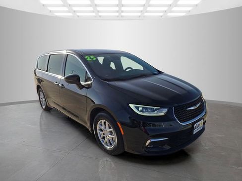 Used 2025 Chrysler Pacifica Select FWD image 3