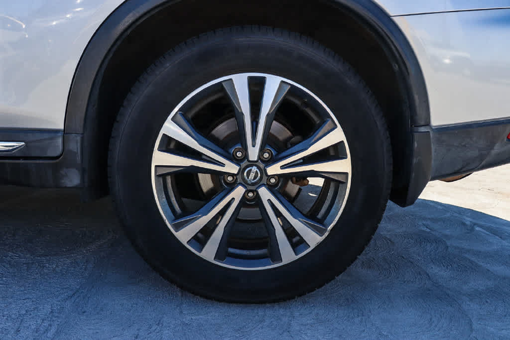 Used 2017 Nissan Rogue SL w/ SL Premium Package FWD image 10