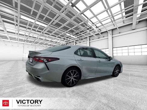 Used 2024 Toyota Camry SE image 3