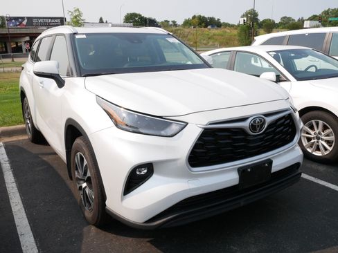 Used 2026 Toyota Highlander XLE AWD/4WD image 3