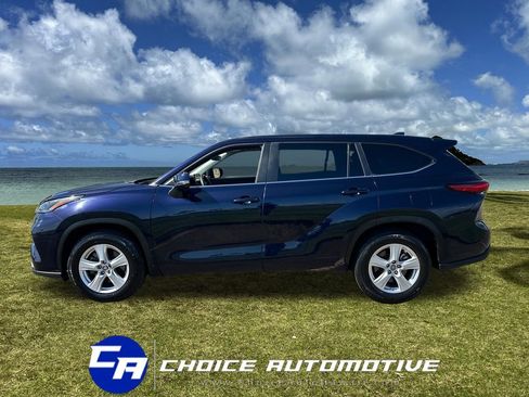 Used 2023 Toyota Highlander LE image 3