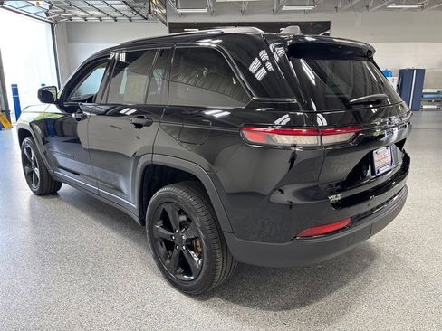 Used 2023 Jeep Grand Cherokee Limited w/ Black Appearance Package AWD/4WD image 5