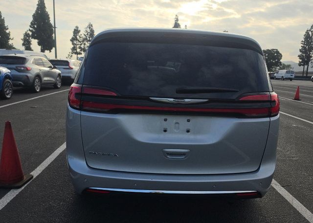 Used 2023 Chrysler Pacifica Touring-L FWD image 5