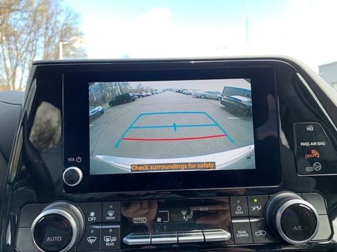 Used 2025 Toyota Highlander LE image 24