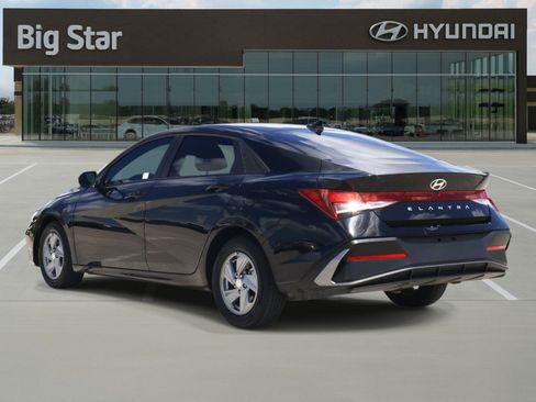 Used 2025 Hyundai Elantra SE FWD image 3