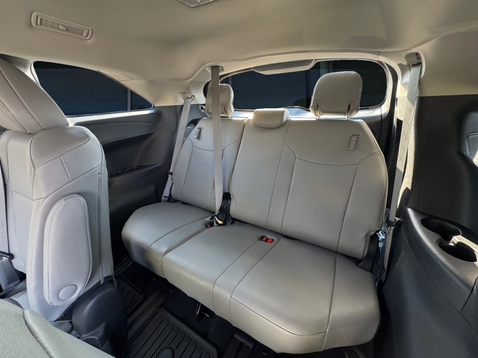Used 2025 Toyota Sienna XLE AWD/4WD image 17