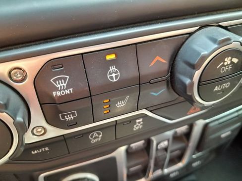 Used 2018 Jeep Wrangler Unlimited Sahara w/ Cold Weather Group AWD/4WD image 25