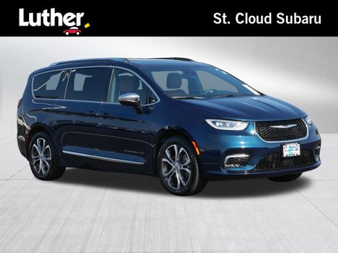 Used 2025 Chrysler Pacifica Pinnacle w/ Trailer Tow Group AWD/4WD image 1