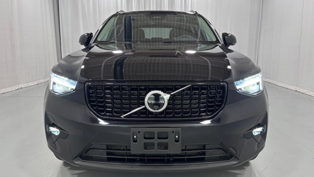 Certified 2026 Volvo XC40 B5 Plus AWD/4WD image 3