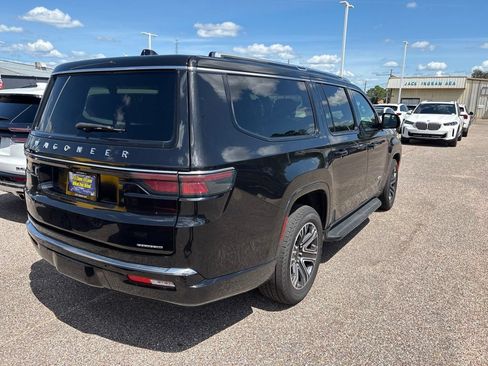 Used 2024 Jeep Wagoneer L Series II w/ Flexible Seating Group RWD image 9