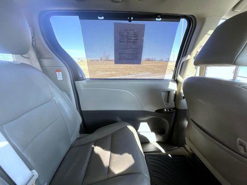 Used 2017 Toyota Sienna XLE image 23