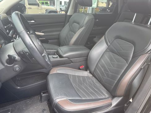 Used 2024 Nissan Pathfinder Platinum AWD/4WD image 12