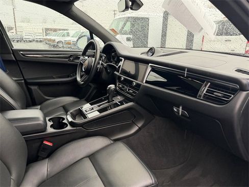 Used 2022 Porsche Macan image 40