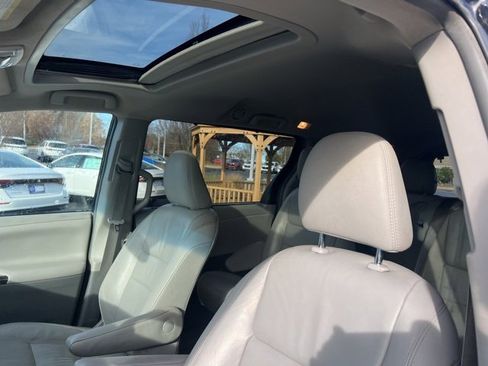 Used 2017 Toyota Sienna XLE w/ XLE Navigation Package image 13