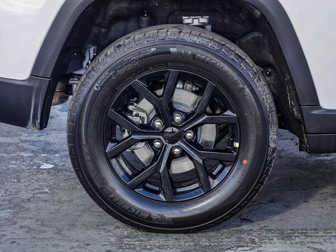 New 2025 Jeep Grand Cherokee Altitude image 12