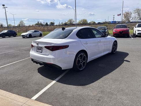 Used 2023 Alfa Romeo Giulia Veloce AWD/4WD image 7