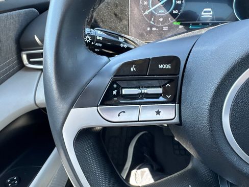 Used 2025 Hyundai Elantra Limited FWD image 21