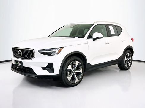 Used 2025 Volvo XC40 B5 Plus image 3