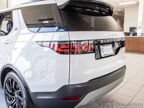 Used 2024 Land Rover Discovery S image 14