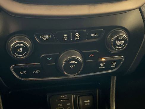 Used 2017 Jeep Cherokee Latitude w/ Safety/Convenience Group image 19