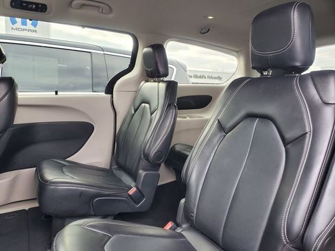 Used 2024 Chrysler Pacifica Touring-L image 34