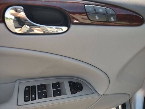 Used 2010 Buick Lucerne CXL w/ Driver Confidence Package FWD image 9