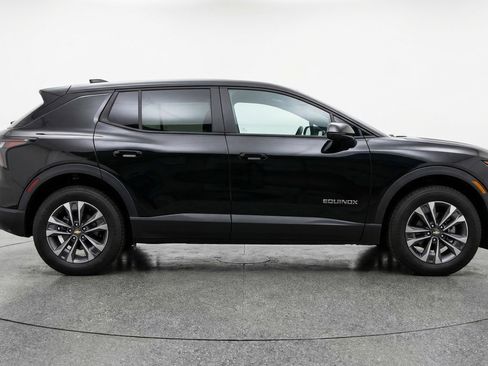 Used 2025 Chevrolet Equinox LT FWD image 11