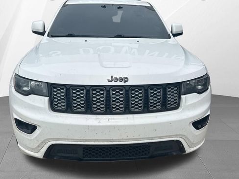 Used 2018 Jeep Grand Cherokee Altitude RWD image 2