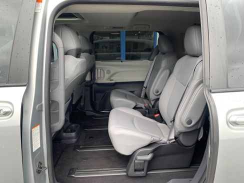 Used 2022 Toyota Sienna XLE AWD/4WD image 28