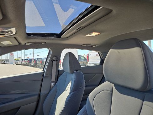 Used 2025 Hyundai Elantra SEL image 12
