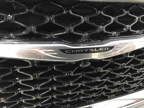 Used 2022 Chrysler Pacifica Touring-L AWD/4WD image 28