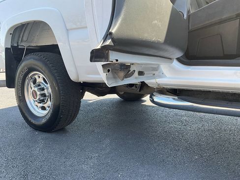 Used 2006 GMC Sierra 2500 SLE w/ Heavy-Duty Power Package image 16